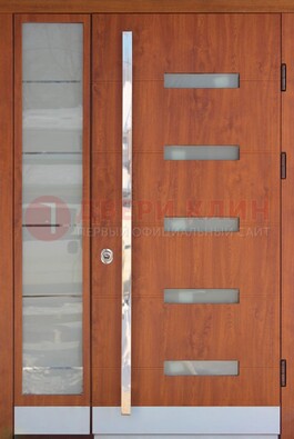 Коричневая металлическая дверь со стеклом ДС-72